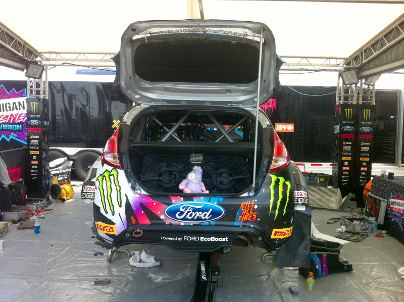 Illustration for article titled Is There A More X Games Way To Prop Up A Hatch Than With A Longboard?